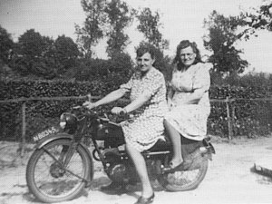 DKW RT3 c. 1939 (St. Uden-archief van Bressers) DKW RT3 c. 1939 (St. Uden-archief van Bressers)